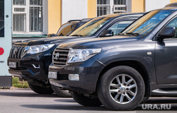 Теплые деньки июня. Пермь, торговая тележка, тротуар, иномарка, toyota, автомобиль, тойота, нарушение пдд, внедорожник, автомобили, парковка, toyota land cruiser, крузак
