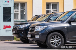 Теплые деньки июня. Пермь, торговая тележка, тротуар, иномарка, toyota, автомобиль, тойота, нарушение пдд, внедорожник, автомобили, парковка, toyota land cruiser, крузак