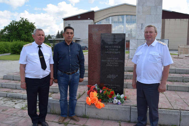 Полицейские у мемориала