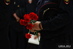 Прощание с погибшими полицейскими в Карачаево-Черкесии Антоном Валиковым и Андреем Артамоновым. Курган, гвоздики, прощание, цветы