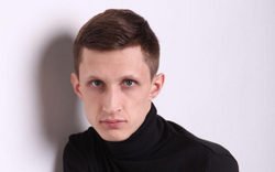 Актер играет не только в кино, но и служит в театре драмы имени Федора Волкова
