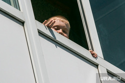 Разное. Курган, ребенок в окне, ребенок на балконе
