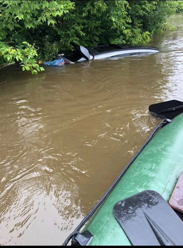 Один из автомобилей затоплен водой по крышу