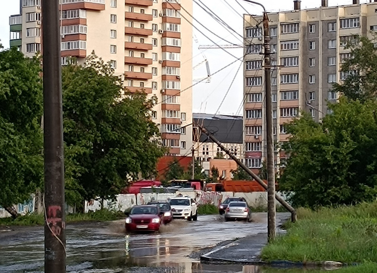 На Салавата Юлаева почти упал опора электрический столб