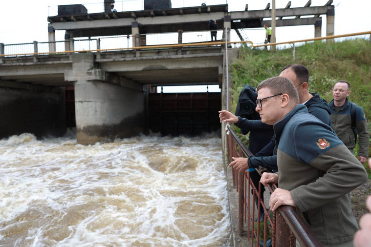 На плотинах продолжается сброс воды