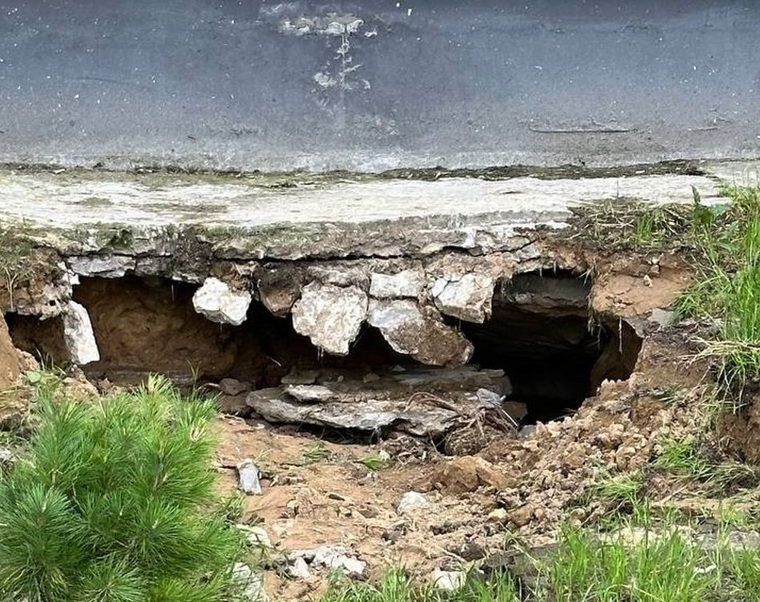 Дыра после прошедшего дождя возле фундамента в доме из Нового Уренгоя