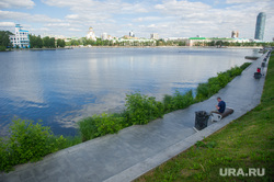 Неблагоустроенный Екатеринбург, набережная исети, кусты