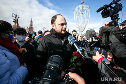 Мемориал на месте убийства Бориса Немцова на Большом Москворецком мосту. Москва , кара-мурза владимир