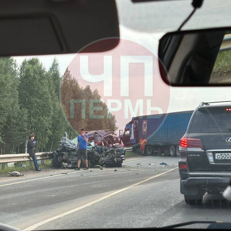От столкновения легковушку буквально смяло