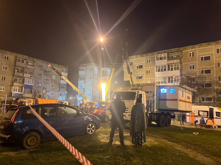Под завалами еще люди, поисково-спасательные работы продолжаются