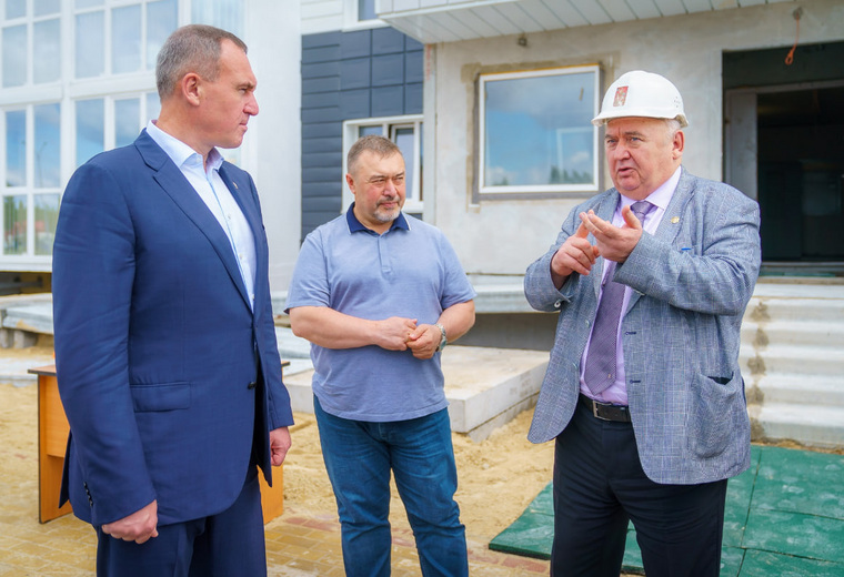Глава «Сибпромстроя» Николай Сторожук рассказывает о новостройке врио губернатора Руслану Кухаруку