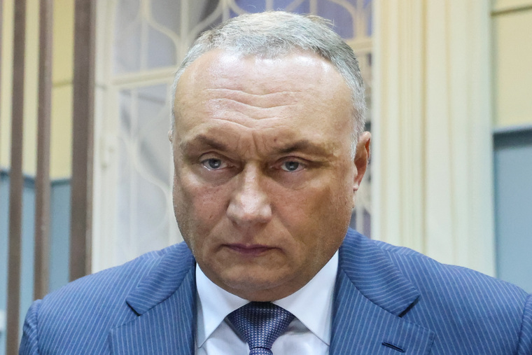 Тратил миллионы на вечеринки, «скрывал» жену: что известно о жизни арестованного сенатора Савельева