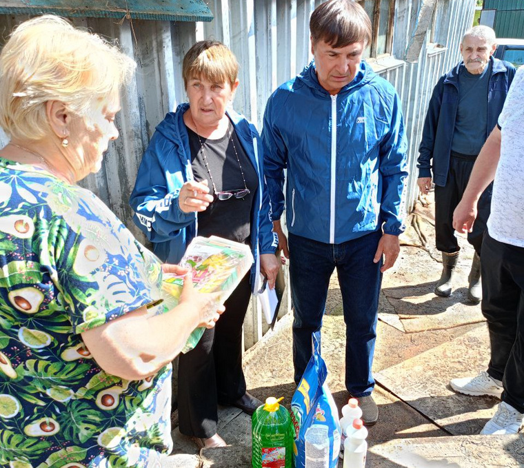 Партийцы оказали помощь жителям Еманжелинского района