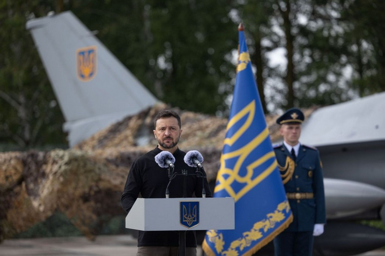 Зеленский сообщил, что истребители F-16 прибыли на Украину