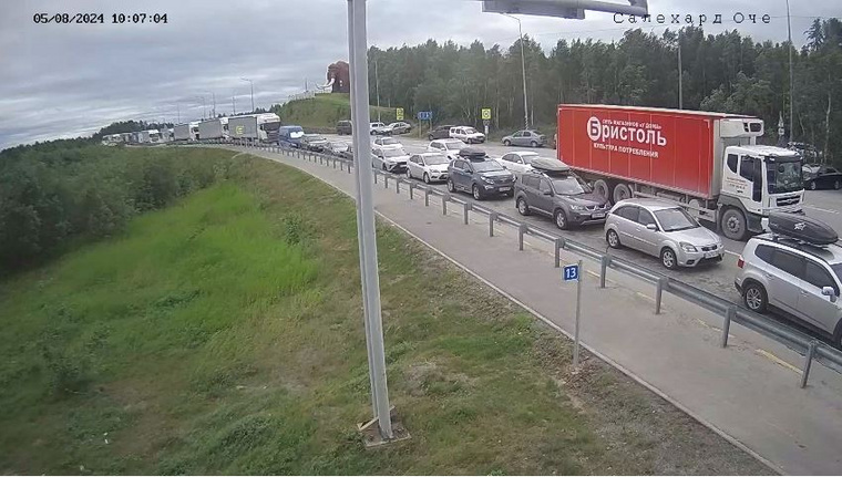 Очередь из машин со стороны Салехарда