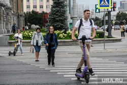 Проверка соблюдения пользователями самокатов правил движения по городу. Екатеринбург , пешеходный переход, зебра, нарушение пдд, электросамокат