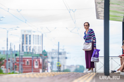 Социум города. Пермь, пенсионерка, пенсионер, лето, женщина, бабушка, пенсия, день, общественная остановка, льготы