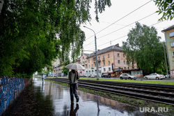 Дождь прогнал жару с улиц. Пермь, тротуар, девушка, лужа, вода, лужи, лето, зонт, трамвайные пути, дождливая погода, пасмурная погода, дождь, влажность, облачность, дождливый день