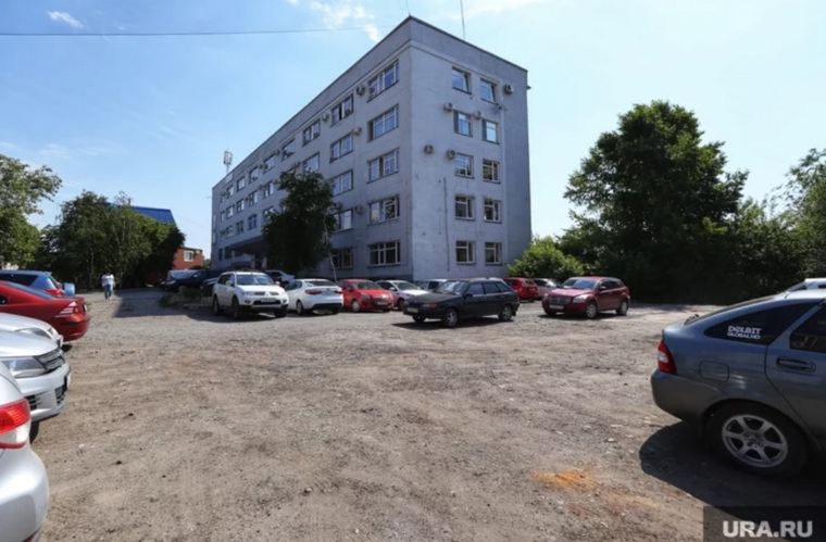 После сноса усадьбы долгое время на пустыре была автомобильная стоянка