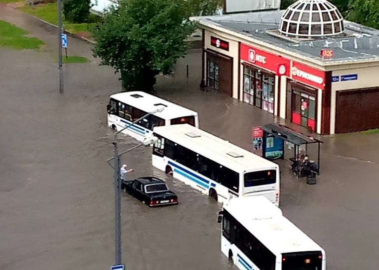 В Тобольске под воду уходят автобусы и машины