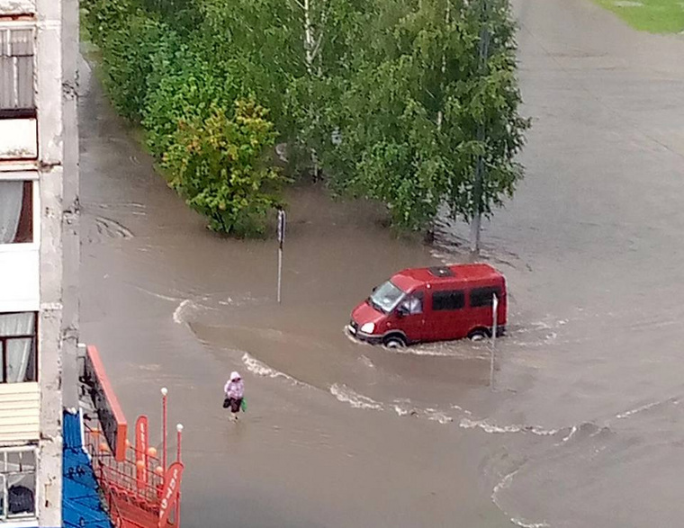 Жители Тобольска ходят по колено в воде