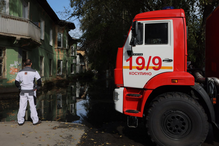 Для откачки воды по коллектору ЧТПЗ привлекались пожарные автомобили