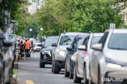 Социум города. Пермь, дорожные рабочие, деревья, лето, дорожное движение, дорога, автомобили, рабочие, день
