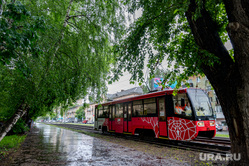 Дождь прогнал жару с улиц. Пермь, тротуар, лужа, вода, деревья, лужи, лето, общественный транспорт, трамвайные пути, дождливая погода, пасмурная погода, дождь, трамвай, влажность, облачность, дождливый день, трамвай 5, пассажироперевозки