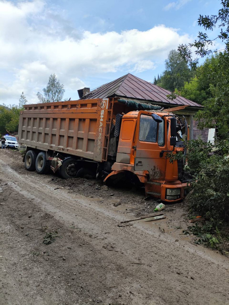 Грузовик получил серьезные повреждения