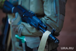 Военно-тактическая подготовка гражданского населения на полигоне. Пермь, тренировка, автомат калашникова, противостояние, боевики, оружие, вооружение, война, подготовка, ак, конфликт, бойцы, вооруженный человек, руки, солдат, мобилизация, вс рф, сво, воруженные силы, наемники, военный, бойцы сво, ак 74
