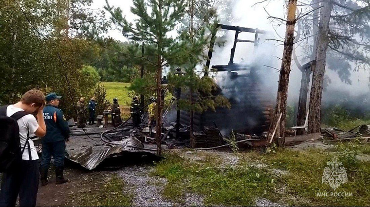 Двое мальчиков успели выбежать из горящей бани