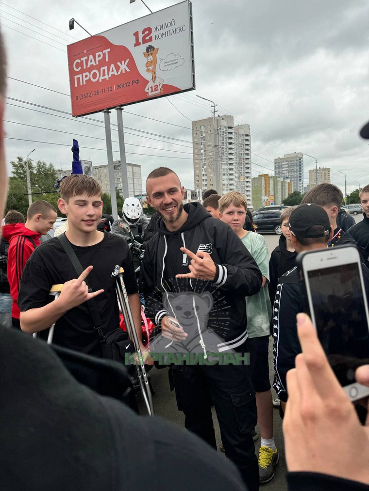 Блогер Андрей Скутерец (справа) встретился с фанатами из Кургана
