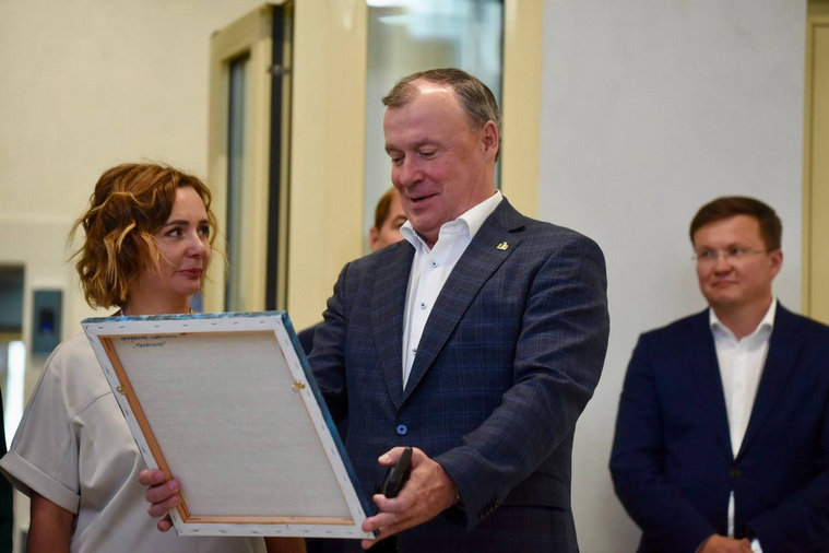 Алексею Орлову вручили подарок — картину
