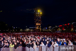Фестиваль «Ночь города». 300 лет Перми. Пермь, массовое мероприятие, концерт на площади, зрители концерта, концерт на эспланаде