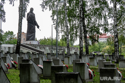 Клипарт. Пермь, венки, деревья, могилы, лето, березы, береза, березовая роща, кладбище, памятник, мемориал, скорбящая, наследие, надгробная плита
