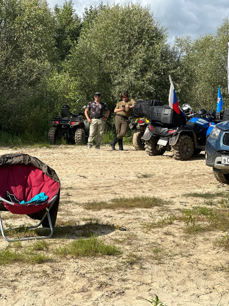 Афанасьев ожидает остальных участников пробега на береге, недалеко от села Созоново