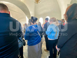 На церемонию пришли около 100 человек