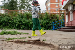 Провал на улице Революции 5. Пермь, ребенок, тротуар, провал, двор, мальчик, дворы, плитка тротуарная