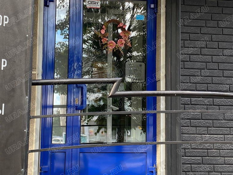 На двери осталась грязь и пыль