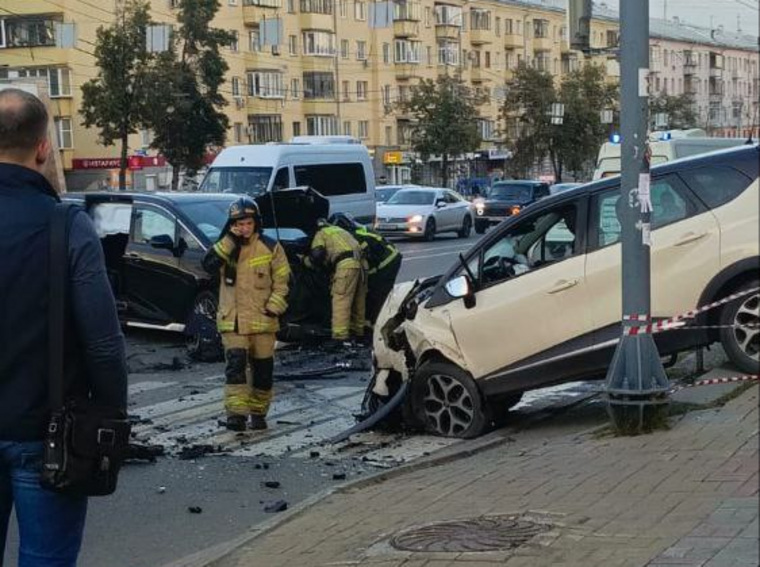 На месте аварии работали спасатели