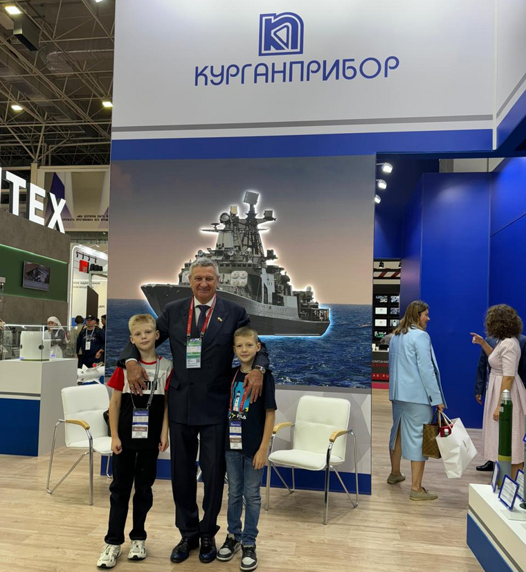 Курганский сенатор Сергей Муратов сводил внуков на форум «Армия-2024»
