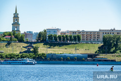 Жаркий июнь, люди спасаются на пляже. Пермь, вода, берег, жара, водоем, лето, судоходство, солнечный день, река, теплоход, кама, солнечная погода, спасо-преображенский кафедральный собор