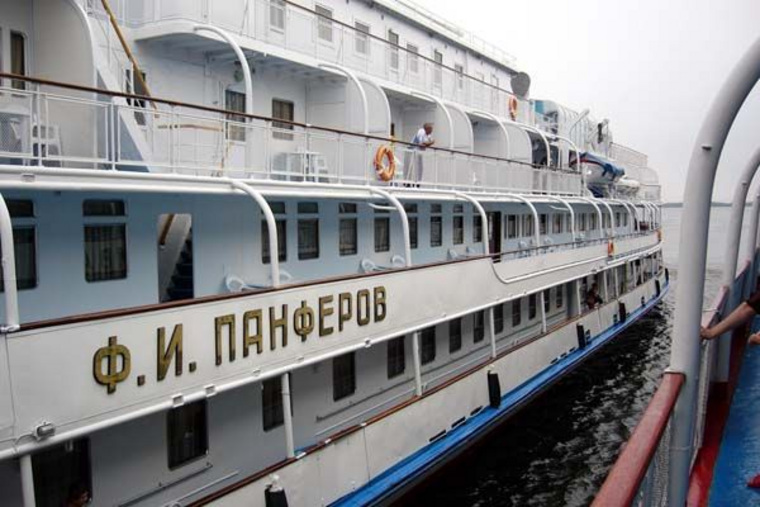 Теплоход совершает круизы различной продолжительности по Волге и Каме