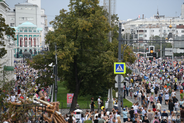 День города - 300-летие Екатеринбурга. Екатеринбург , массовое мероприятие, толпа, день города, скопление людей