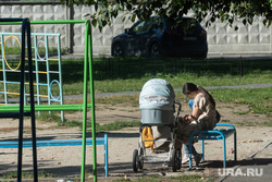 Свердловские зарисовки. Екатеринбург, женщина с коляской, детская площадка