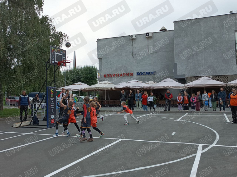 У «Космоса» в 10:00 стартовал турнир по баскетболу 3×3, а также есть различные активности — фотозоны, небольшой фудкорт