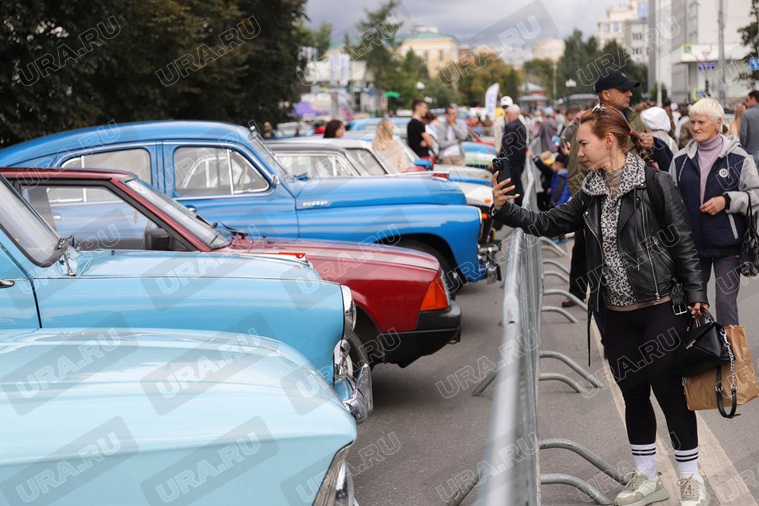 На улице Пушкина в 11:00 открылась выставка ретро-автомобилей
