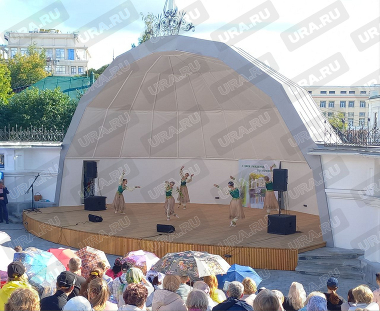 На обновленной летней эстраде выступил ансамбль «Феникс» детской школы искусств №2