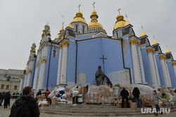 Майдан. Киев, храм, церковь, майдан, гуманитарная помощь, религия, михайловский златоверхий собор, упц, украинская православная церковь