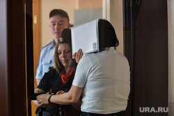 Суд над учительницей физкультуры обвиняемой в наркоторговле. Челябинск, конвой, суд, женщина преступник, конвоирование